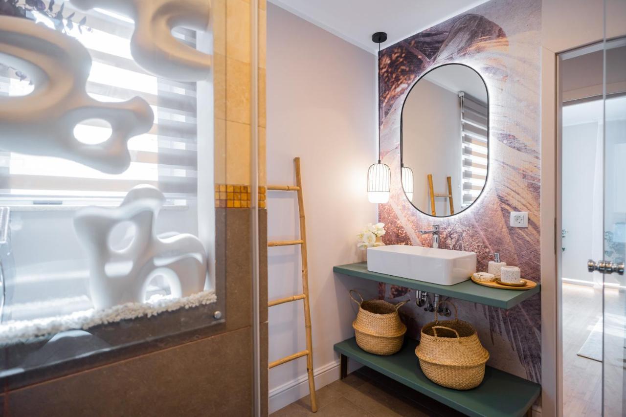 Victoriei Emerald & Pink Gems - Designer Apartment Bucharest