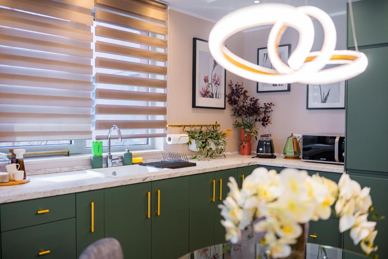 Victoriei Emerald & Pink Gems - Designer Apartment Bucharest