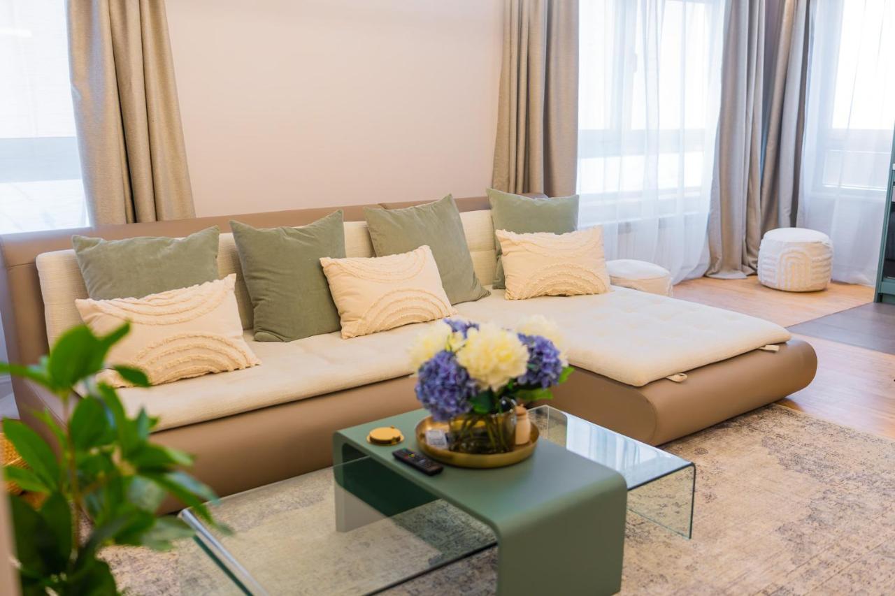 Apartment Victoriei Emerald & Pink Gems - Designer *