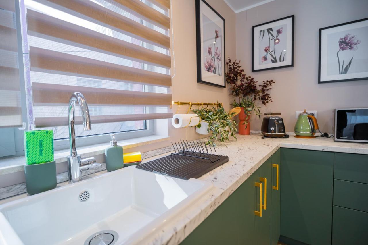 Apartment Victoriei Emerald & Pink Gems - Designer *