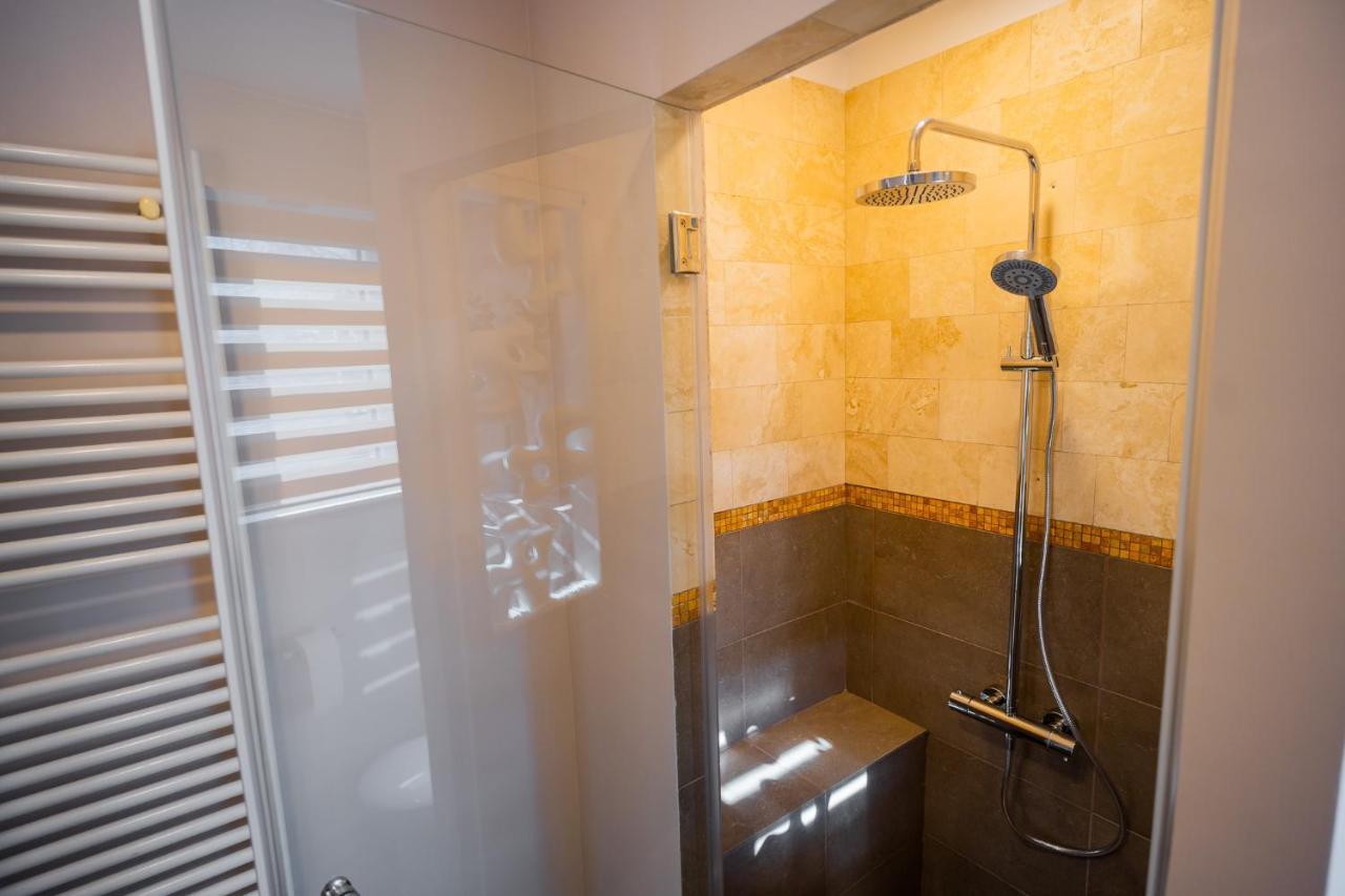 Apartment Victoriei Emerald & Pink Gems - Designer *