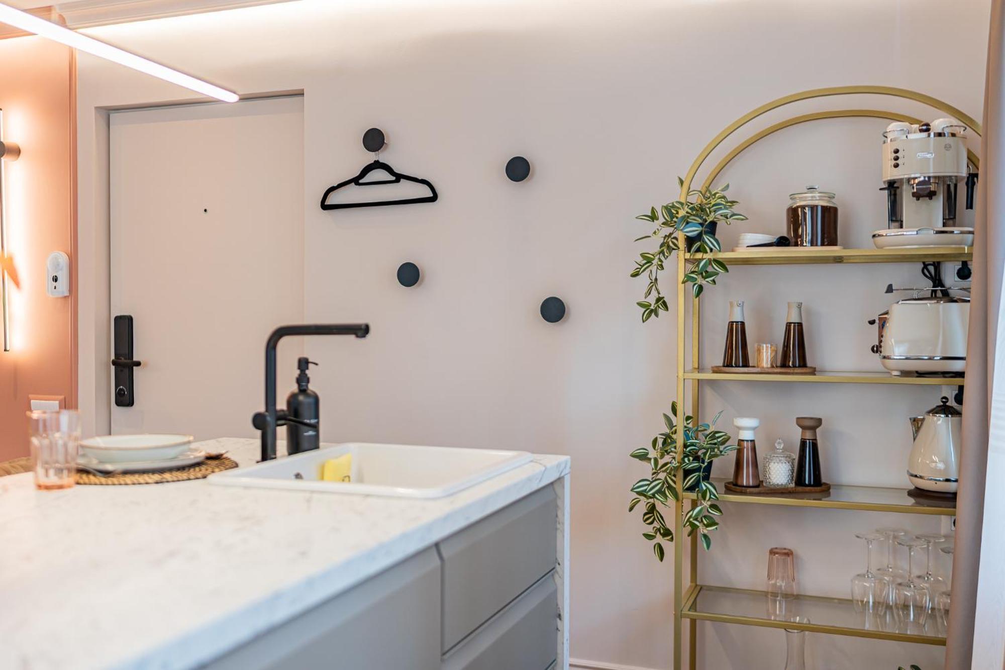 Apartment Victoriei Emerald & Pink Gems - Designer *