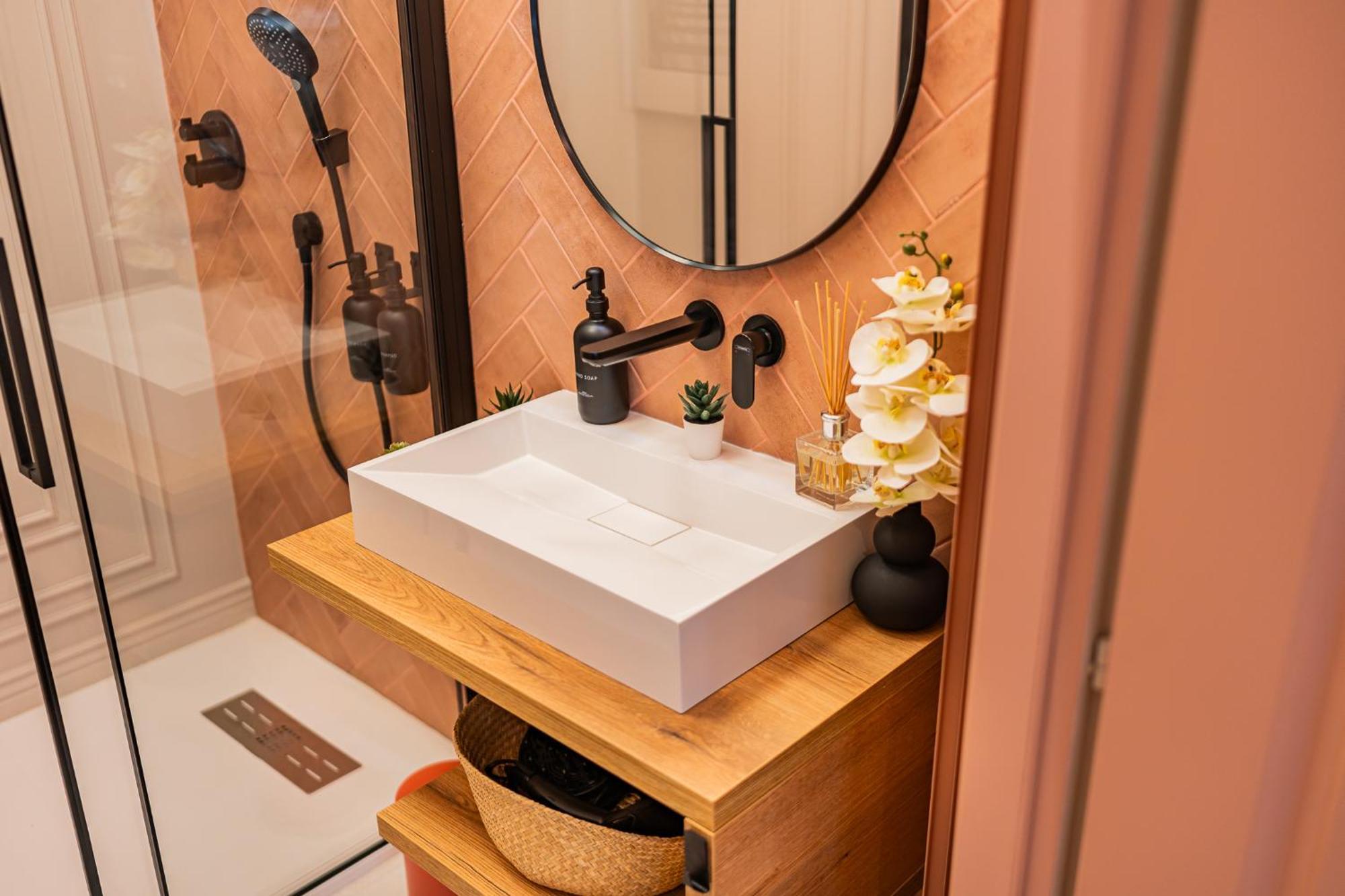 Victoriei Emerald & Pink Gems - Designer Apartment *