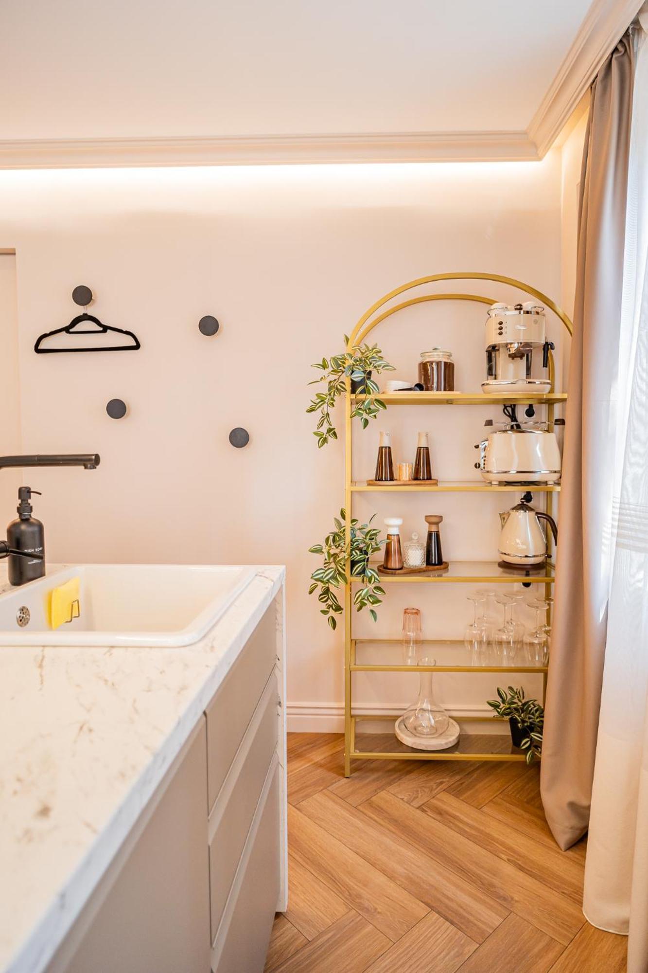 Apartment Victoriei Emerald & Pink Gems - Designer *
