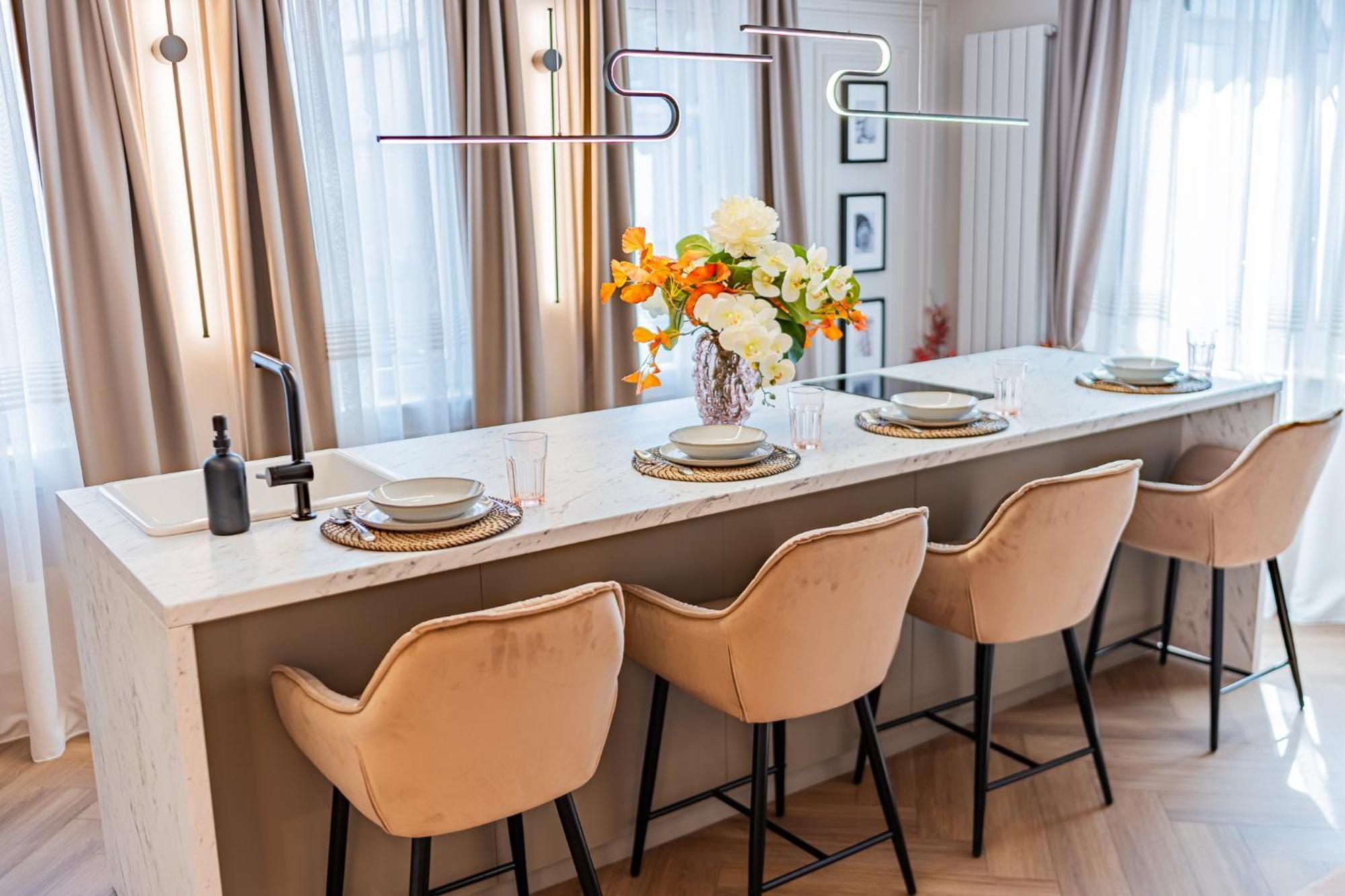 Apartment Victoriei Emerald & Pink Gems - Designer *