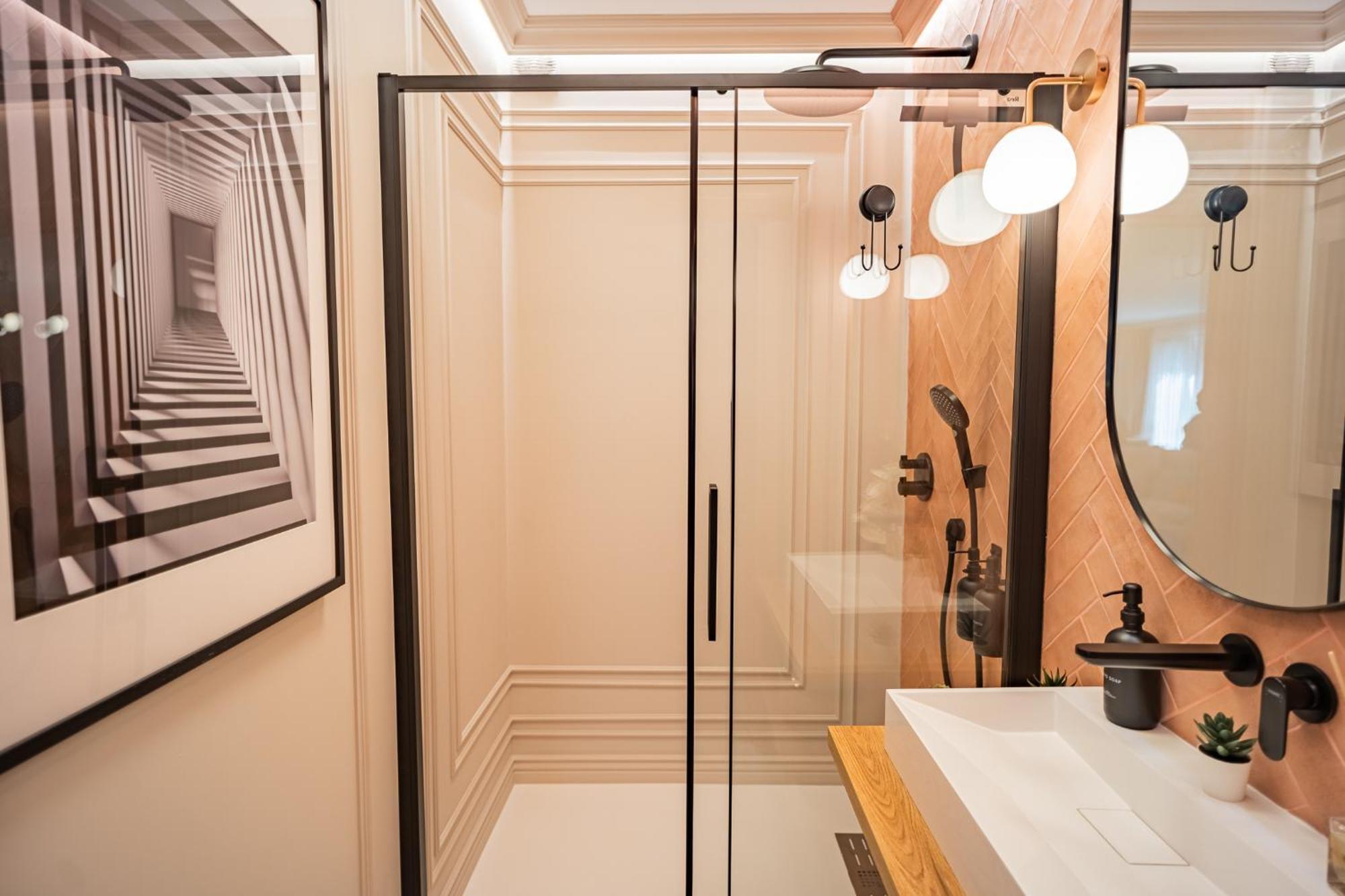 Victoriei Emerald & Pink Gems - Designer Apartment *